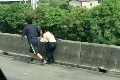 情侶高速公路上爭執 ! 女子慘被男友扒衣服拖行