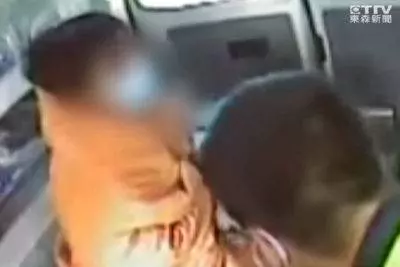情侶高速公路上爭執 ! 女子慘被男友扒衣服拖行