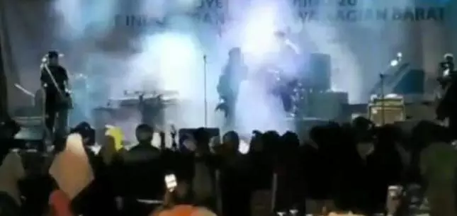 慘烈!印尼海嘯衝垮演唱會舞台,歌手、觀眾被大浪捲走!