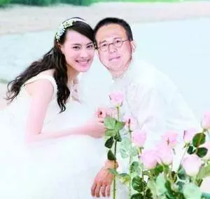 新歡為李澤楷花百萬整容,舊愛洛施手瘦成皮包骨,令人心酸!