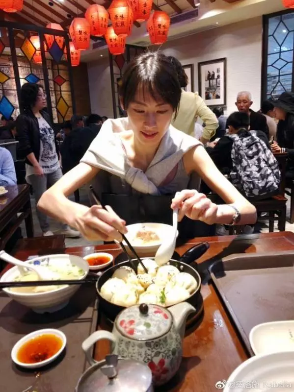 新歡為李澤楷花百萬整容,舊愛洛施手瘦成皮包骨,令人心酸!