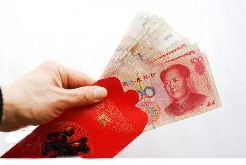 新婚夜小姨子趁老婆不在,偷偷塞給我個紅包,打開後,我臉都綠了!趕緊退婚......