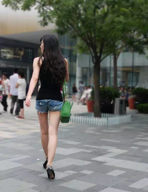 新婚夜小姨子趁老婆不在,偷偷塞給我個紅包,打開後,我臉都綠了!趕緊退婚......