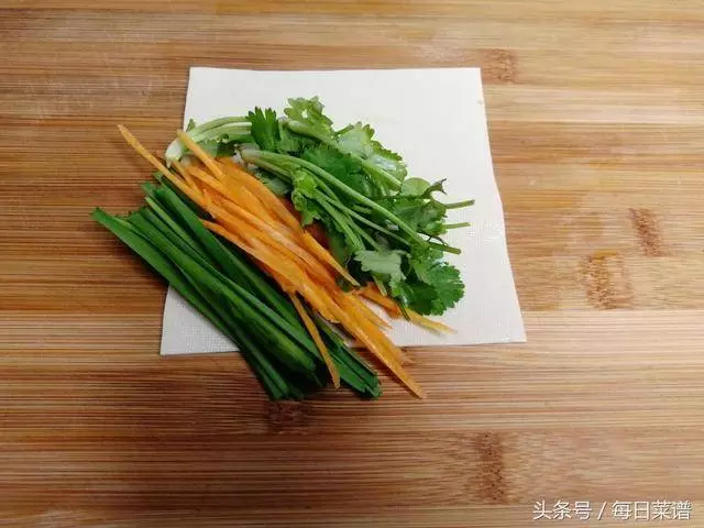 2張豆皮,3個雞蛋,不用一滴油,又香又營養,2分鐘出鍋,超美味