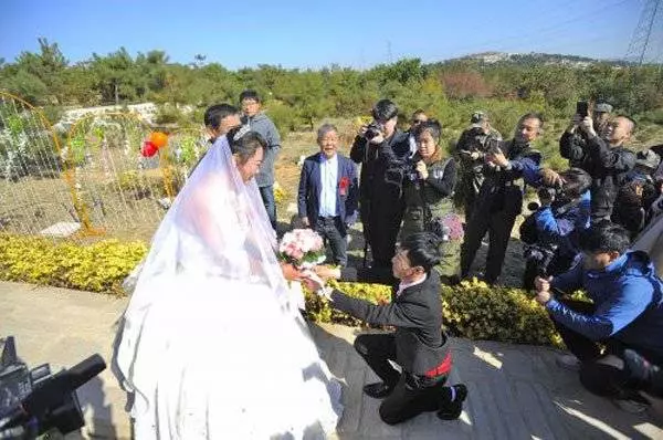 新郎希望藉由在墓地辦婚禮,表達「婚姻在墓地開始,也會在墓地結束」。