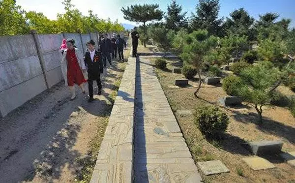 新郎希望藉由在墓地辦婚禮,表達「婚姻在墓地開始,也會在墓地結束」。
