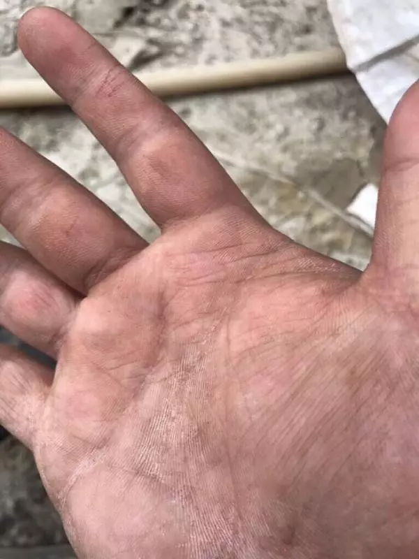 甜到爆 ~ 粗工男友回家嫌自己髒,拒絕擁抱,女友照抱不誤:「有什麼關係,我喜歡!」 ~快看