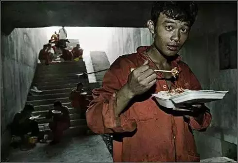 甜到爆 ~ 粗工男友回家嫌自己髒,拒絕擁抱,女友照抱不誤:「有什麼關係,我喜歡!」 ~快看