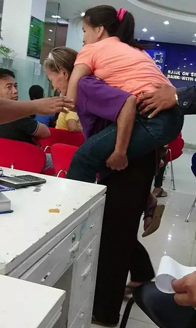 白髮老母親堅持背30歲女兒出門,「女兒3歲癱瘓,害怕女兒獨自在家被欺負」