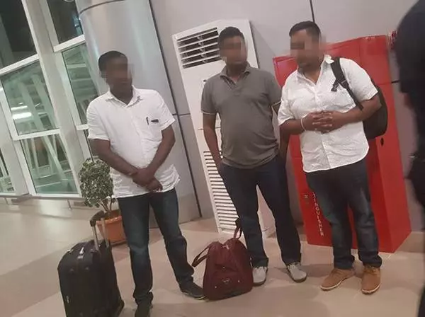 大馬女子乘飛機,被3名外籍男子各種騷擾,亞航空少英雄救美,挺身而出