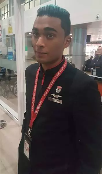 大馬女子乘飛機,被3名外籍男子各種騷擾,亞航空少英雄救美,挺身而出