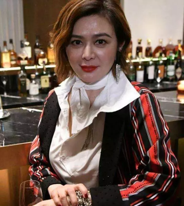 56歲關之琳參加活動被嫌棄,膝蓋小腿慘不忍睹,網友:心疼女神