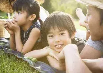 再苦再難,也一定要把孩子帶在身邊,陪伴他成長!別等他長大、不再需要你了才後悔哦!