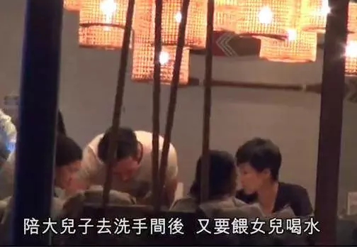 【生下了3位子女,組建了一個大家庭~】陳豪陳茵媺吃飯時全程親自照顧子女,還夾菜給工人姐姐