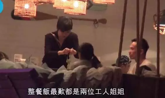 【生下了3位子女,組建了一個大家庭~】陳豪陳茵媺吃飯時全程親自照顧子女,還夾菜給工人姐姐