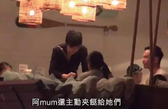 【生下了3位子女,組建了一個大家庭~】陳豪陳茵媺吃飯時全程親自照顧子女,還夾菜給工人姐姐