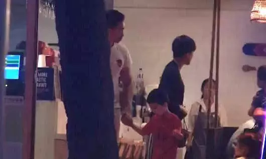 【生下了3位子女,組建了一個大家庭~】陳豪陳茵媺吃飯時全程親自照顧子女,還夾菜給工人姐姐