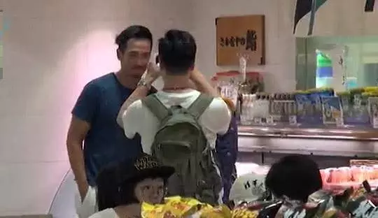 【生下了3位子女,組建了一個大家庭~】陳豪陳茵媺吃飯時全程親自照顧子女,還夾菜給工人姐姐