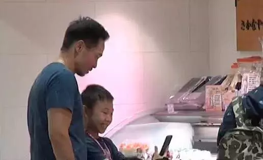 【生下了3位子女,組建了一個大家庭~】陳豪陳茵媺吃飯時全程親自照顧子女,還夾菜給工人姐姐