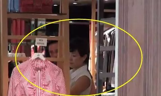 【生下了3位子女,組建了一個大家庭~】陳豪陳茵媺吃飯時全程親自照顧子女,還夾菜給工人姐姐