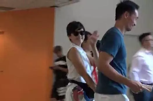 【生下了3位子女,組建了一個大家庭~】陳豪陳茵媺吃飯時全程親自照顧子女,還夾菜給工人姐姐