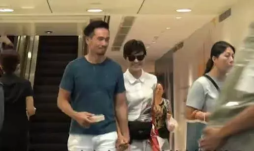 【生下了3位子女,組建了一個大家庭~】陳豪陳茵媺吃飯時全程親自照顧子女,還夾菜給工人姐姐
