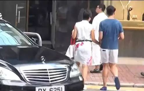 【生下了3位子女,組建了一個大家庭~】陳豪陳茵媺吃飯時全程親自照顧子女,還夾菜給工人姐姐