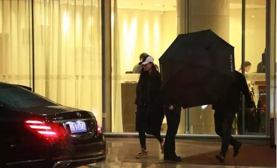 范冰冰135天後首露面,憔悴到這般,李晨近照更是瘦到脫相