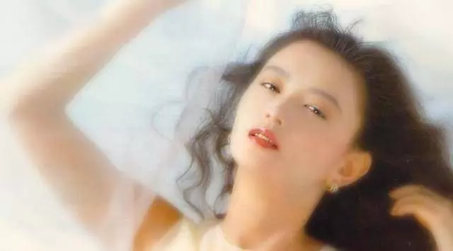 曾跟梁朝偉相戀6年,卻被閨蜜插足搶夫,如今曬齣兒子讓她難堪