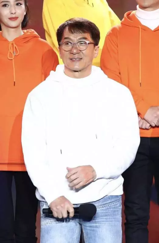 林心如和趙薇同台,參加成龍發起的扶貧晚會,同是42歲差距明顯!
