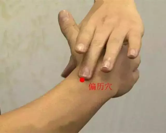 時常手腳冰涼怎麼調理?針刺這4大穴位,可以改善!