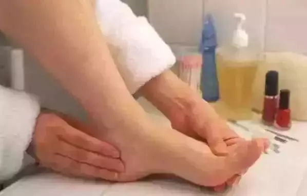 快看看自己的腳,有這三個特徵的注意了!你可能比其他人…