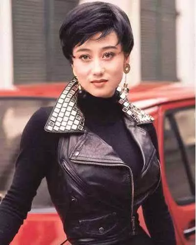 嫁李連傑19年,利智擁20億身家,和女兒長住新加坡低調生活!