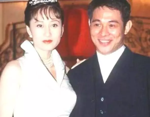 嫁李連傑19年,利智擁20億身家,和女兒長住新加坡低調生活!