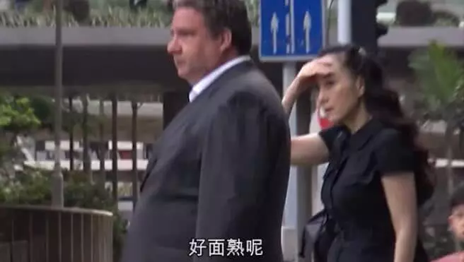 嫁李連傑19年,利智擁20億身家,和女兒長住新加坡低調生活!