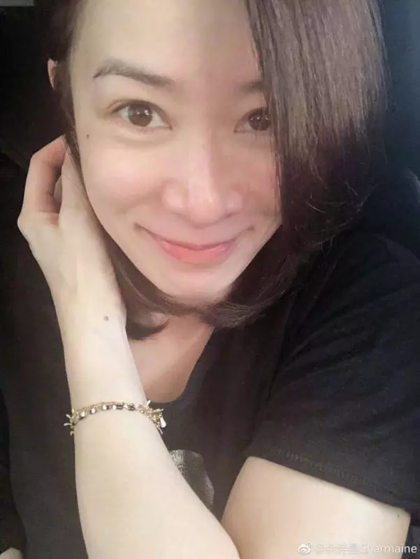 佘詩曼素顏回老家被偶遇,沒想到路人拍的照片瞬間變成這樣,網友:港姐果然不是假的…
