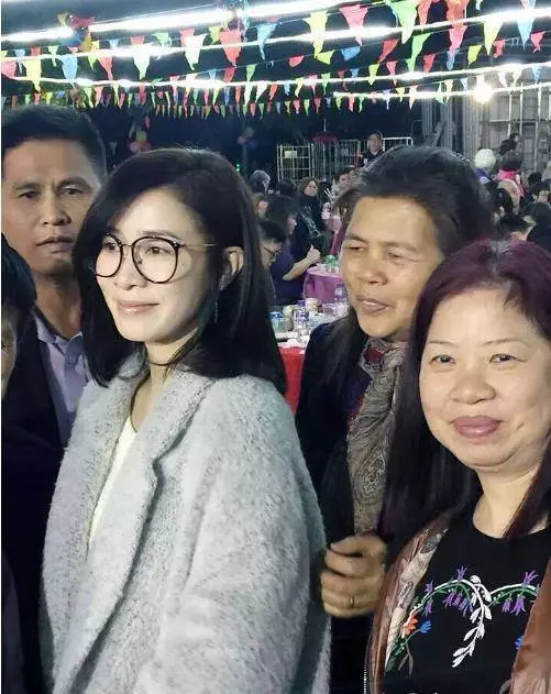 佘詩曼素顏回老家被偶遇,沒想到路人拍的照片瞬間變成這樣,網友:港姐果然不是假的…