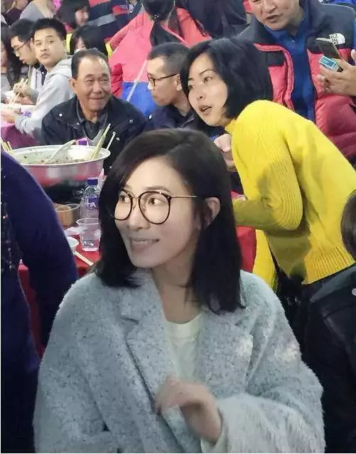 佘詩曼素顏回老家被偶遇,沒想到路人拍的照片瞬間變成這樣,網友:港姐果然不是假的…