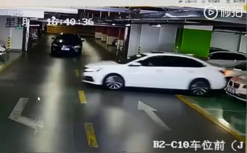 三寶妹120秒毀3名車!先刮瑪莎拉蒂 再撞奧迪、BMW ! 這女的考的是碰碰車駕照吧?