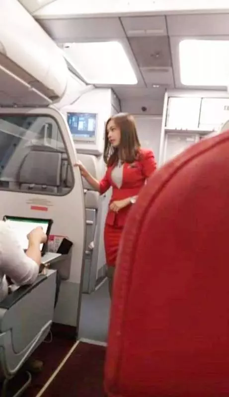 堪稱亞洲最美!乘客搭機「隨手拍2張照」意外捧紅空姐 臉書被翻出「私下美照羞爆」迷倒全網
