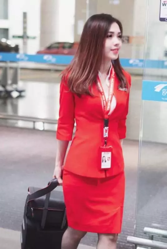 堪稱亞洲最美!乘客搭機「隨手拍2張照」意外捧紅空姐 臉書被翻出「私下美照羞爆」迷倒全網