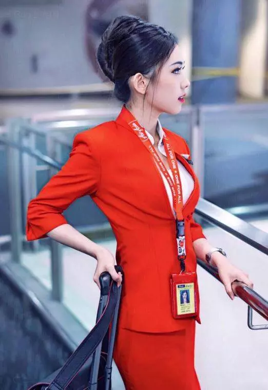 堪稱亞洲最美!乘客搭機「隨手拍2張照」意外捧紅空姐 臉書被翻出「私下美照羞爆」迷倒全網