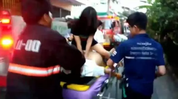 穿短裙跳上擔架做急救 泰國女志工被批致歉