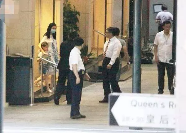 劉德華墜馬1年勇猛再當爸?52歲朱麗倩挺大肚現身,女兒如今居然長得這麼像爸爸,基因太強大了