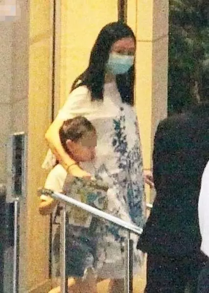 劉德華墜馬1年勇猛再當爸?52歲朱麗倩挺大肚現身,女兒如今居然長得這麼像爸爸,基因太強大了