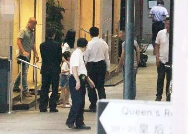 劉德華墜馬1年勇猛再當爸?52歲朱麗倩挺大肚現身,女兒如今居然長得這麼像爸爸,基因太強大了