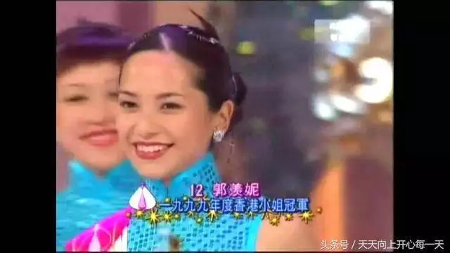 郭羨妮與胡杏兒19年後再同框,一個微笑自然,一個略顯僵硬