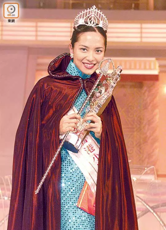 郭羨妮與胡杏兒19年後再同框,一個微笑自然,一個略顯僵硬