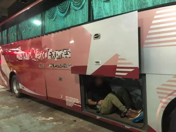 有官司在身的25歲男子,躲在巴士行李隔間企圖非法出境,與巴士司機雙雙被捕。