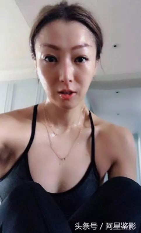 46歲鄭秀文凌晨就爬起來發微博,但這樣的塑身技能讓人不敢恭維